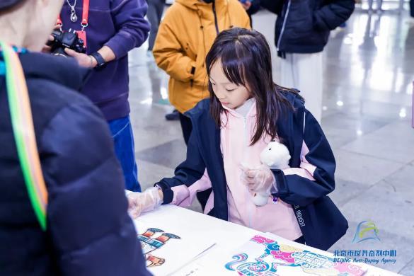 北京马拉松博览会‘纯洁体育’展区：通过科普