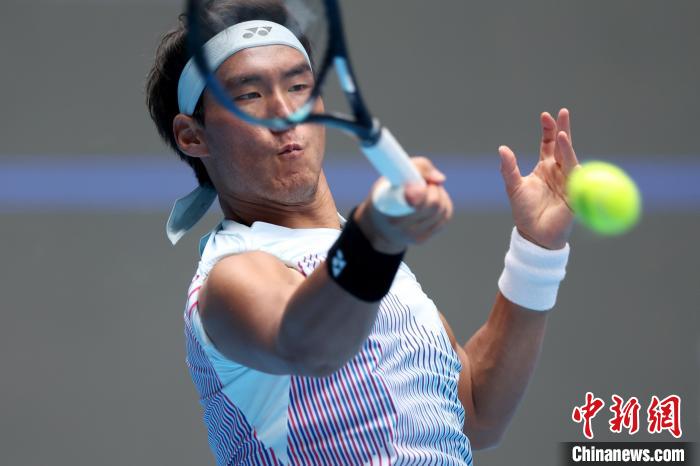 布云朝克特爆冷击败穆塞蒂晋级中网八强，张帅