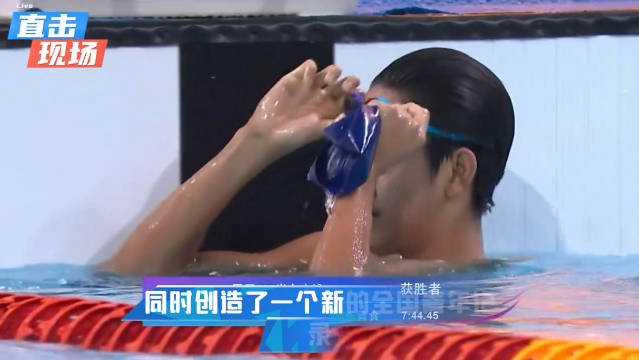 张展硕800自7分44秒45夺金，50米绝杀奥运冠军