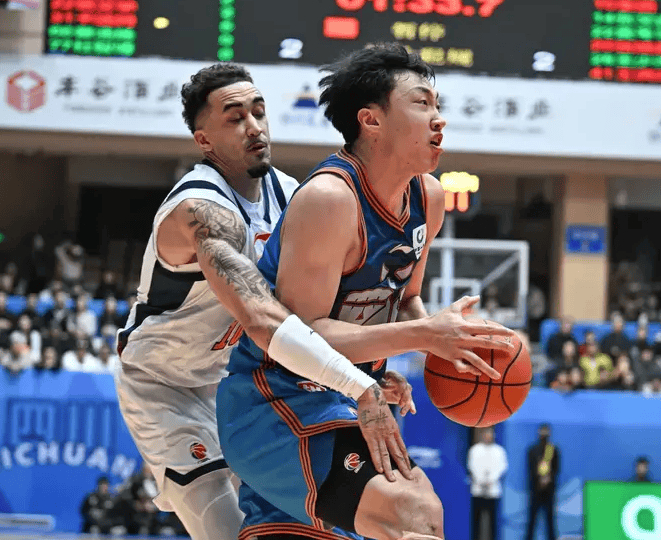 广东男篮半场58-27大胜四川