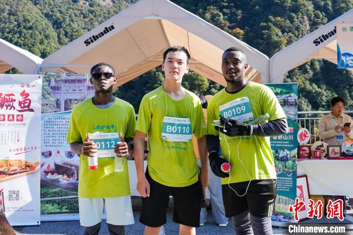 第二十届中国黄山登山大会在黄山北大门开幕 境