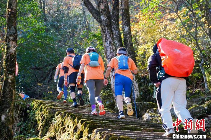 第二十届中国黄山登山大会在黄山北大门开幕 境