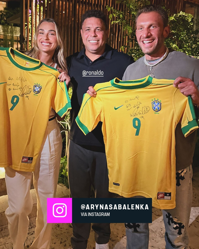 萨巴伦卡获赠罗纳尔多亲签球衣 球迷惊喜不已