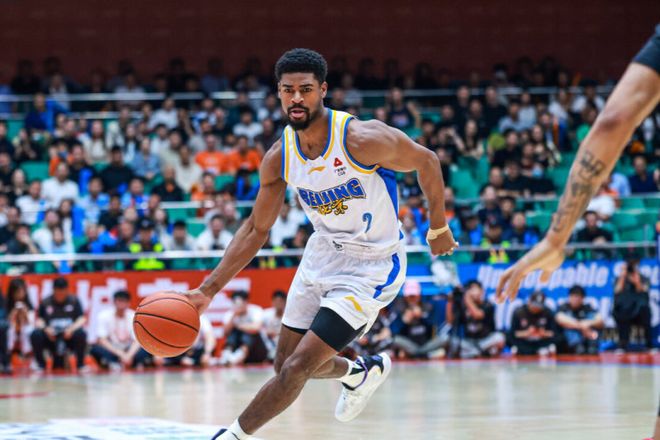 周琦两双引领北京客场力克青岛取三连胜