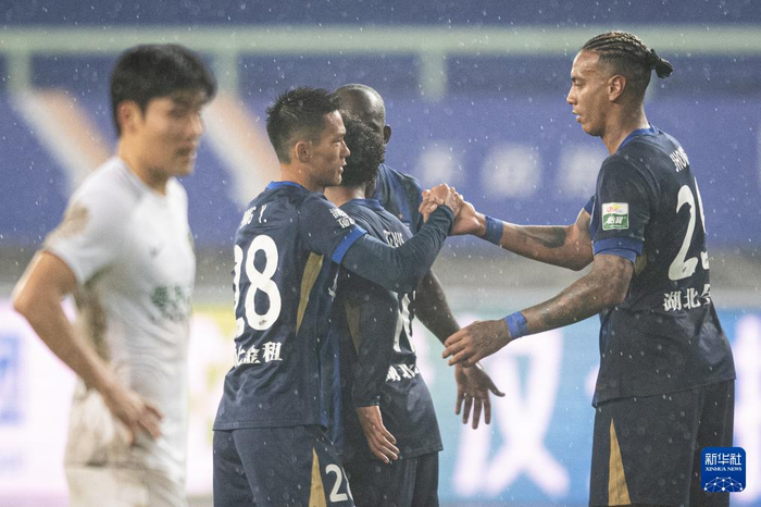 武汉三镇队主场力克浙江绿城，两连胜稳固积分