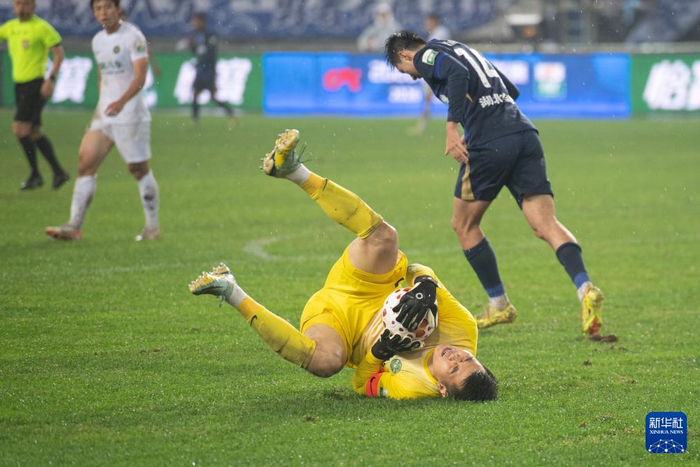 武汉三镇队主场力克浙江绿城，两连胜稳固积分