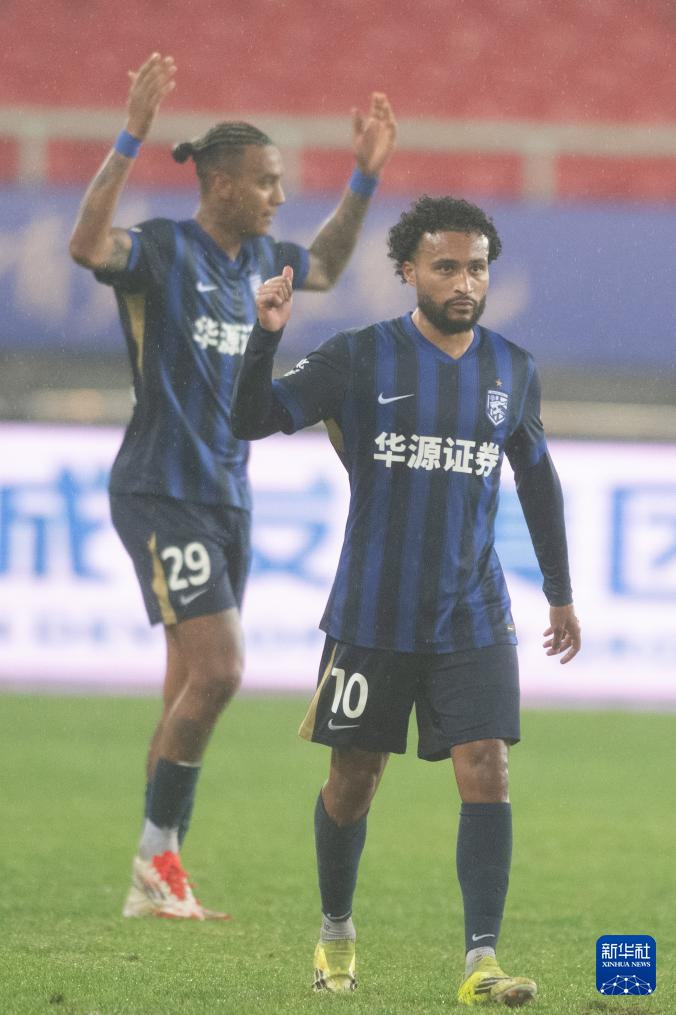 武汉三镇队主场力克浙江绿城，两连胜稳固积分